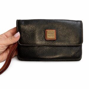 Vtg Dooney & Bourke Black Pebbled Leather Wristlet